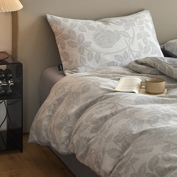 91家纺网 家纺一手货源 找家纺 佳汐蓝家纺2025秋冬新款三层纱色织水洗棉大提花系列四件套 望月-灰