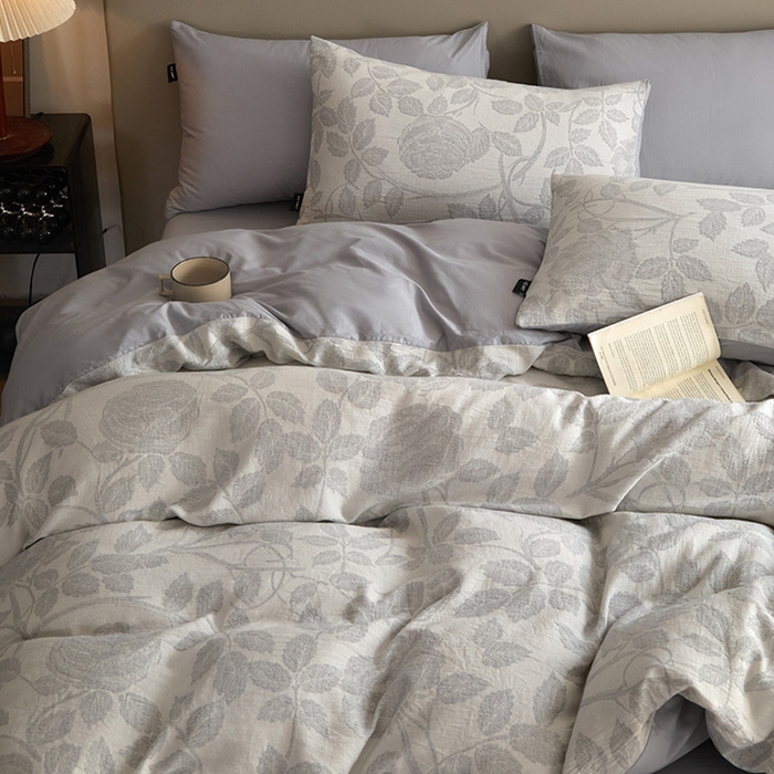 91家纺网 家纺一手货源 找家纺 佳汐蓝家纺2025秋冬新款三层纱色织水洗棉大提花系列四件套 望月-灰