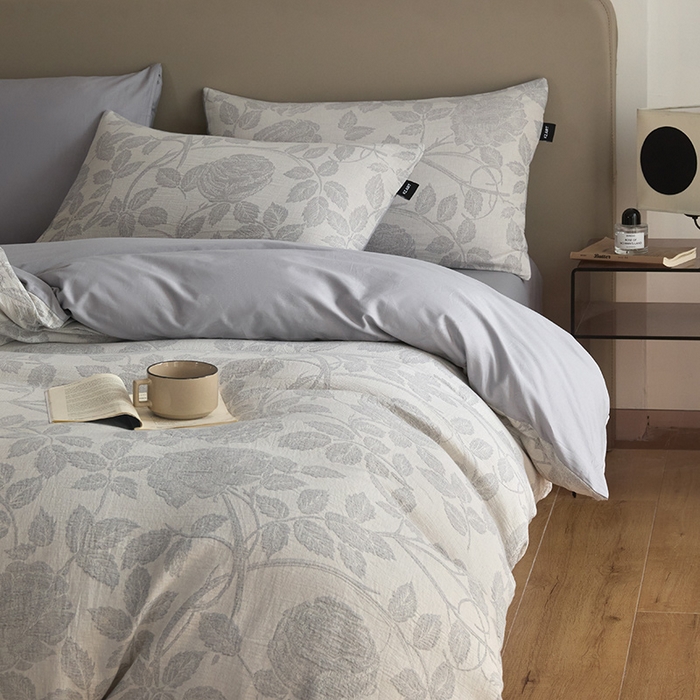 91家纺网 家纺一手货源 找家纺 佳汐蓝家纺2025秋冬新款三层纱色织水洗棉大提花系列四件套 望月-灰