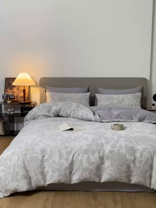 91家纺网 家纺一手货源 找家纺 佳汐蓝家纺2025秋冬新款三层纱色织水洗棉大提花系列四件套 望月-灰