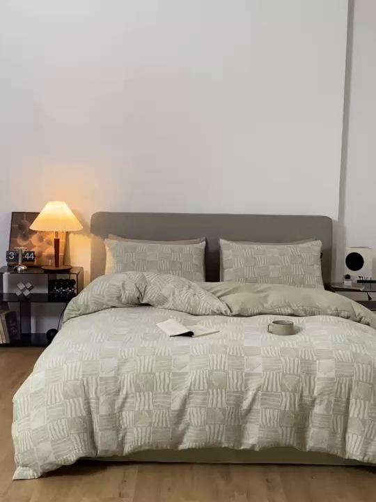 91家纺网 家纺一手货源 找家纺 佳汐蓝家纺2025秋冬新款三层纱色织水洗棉大提花系列四件套 梦境之翼-绿