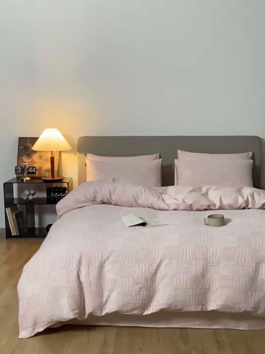 91家纺网 家纺一手货源 找家纺 佳汐蓝家纺2025秋冬新款三层纱色织水洗棉大提花系列四件套 梦境之翼-粉