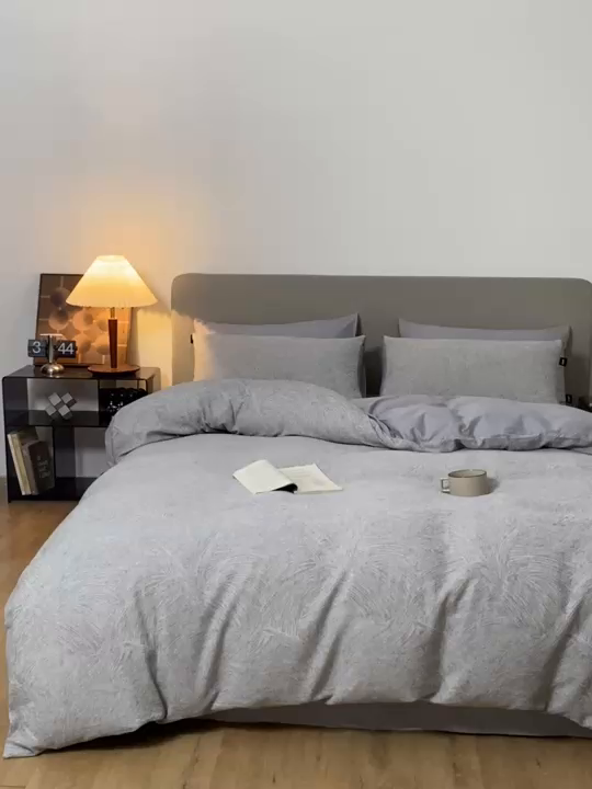 91家纺网 家纺一手货源 找家纺 佳汐蓝家纺2025秋冬新款三层纱色织水洗棉大提花系列四件套 伯尔纳-黑