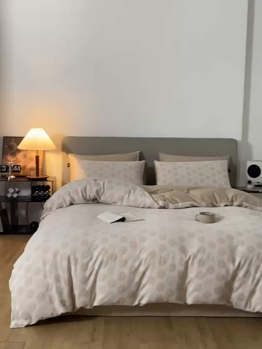 91家纺网 家纺一手货源 找家纺 佳汐蓝家纺2025秋冬新款三层纱色织水洗棉大提花系列四件套 波妞-卡其