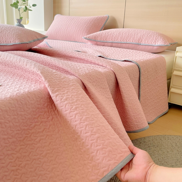 91家纺网 家纺一手货源 找家纺 春皖家纺 2025新款全棉多功能单床盖 床盖单件 艾迪-粉