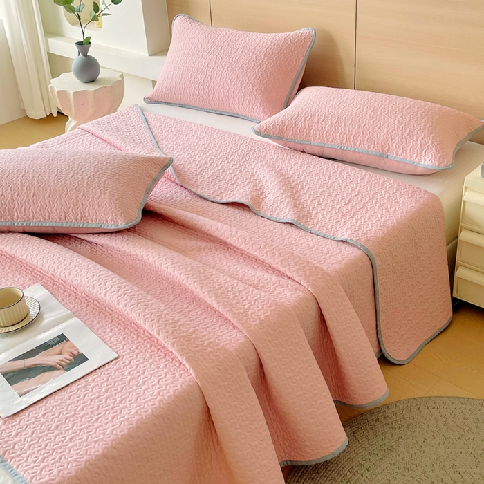 91家纺网 家纺一手货源 找家纺 春皖家纺 2025新款全棉多功能单床盖 床盖单件 艾迪-粉