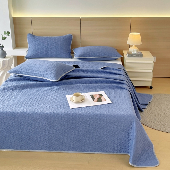91家纺网 家纺一手货源 找家纺 春皖家纺 2025新款全棉多功能单床盖 床盖单件 艾迪-蓝