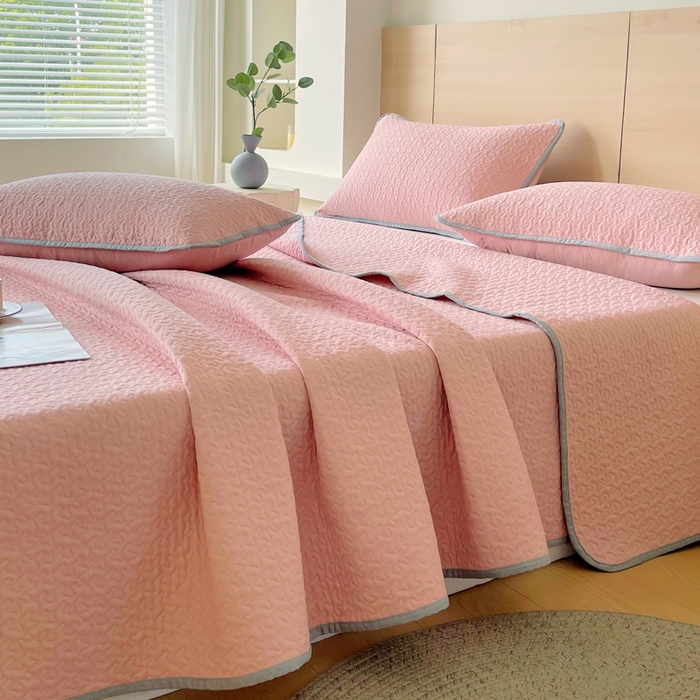 91家纺网 家纺一手货源 找家纺 春皖家纺 2025新款全棉多功能单床盖 床盖单件 艾迪-粉