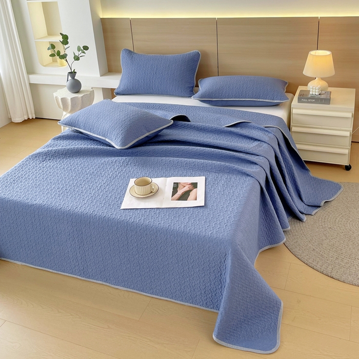 91家纺网 家纺一手货源 找家纺 春皖家纺 2025新款全棉多功能单床盖 床盖单件 艾迪-蓝