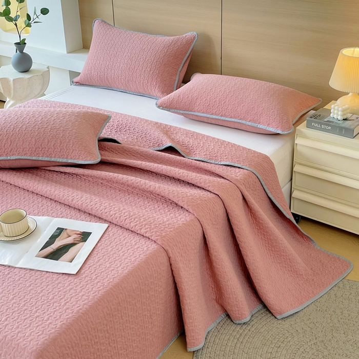 91家纺网 家纺一手货源 找家纺 春皖家纺 2025新款全棉多功能单床盖 床盖单件 洛格-红