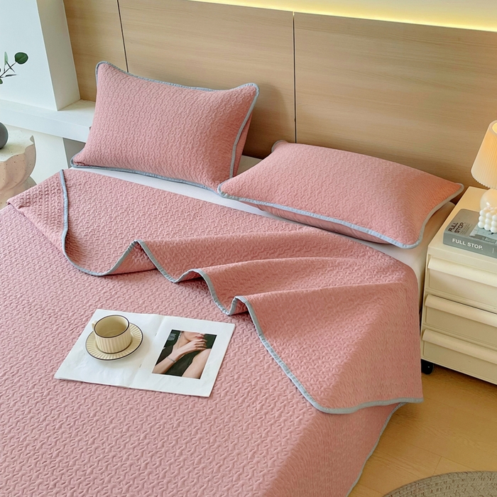 91家纺网 家纺一手货源 找家纺 春皖家纺 2025新款全棉多功能单床盖 床盖单件 洛格-红