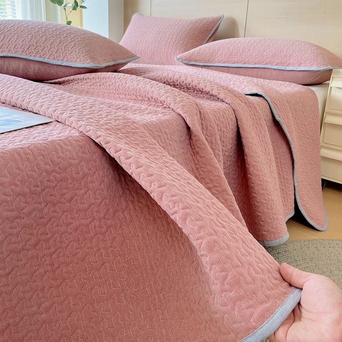 91家纺网 家纺一手货源 找家纺 春皖家纺 2025新款全棉多功能单床盖 床盖单件 洛格-红