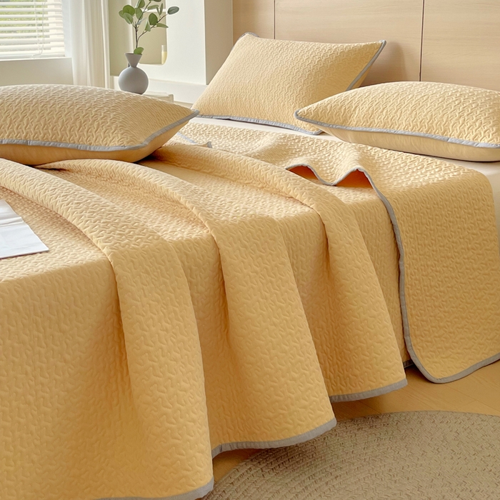 91家纺网 家纺一手货源 找家纺 春皖家纺 2025新款全棉多功能单床盖 床盖单件 洛格-黄