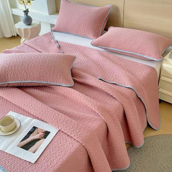 91家纺网 家纺一手货源 找家纺 春皖家纺 2025新款全棉多功能单床盖 床盖单件 洛格-红