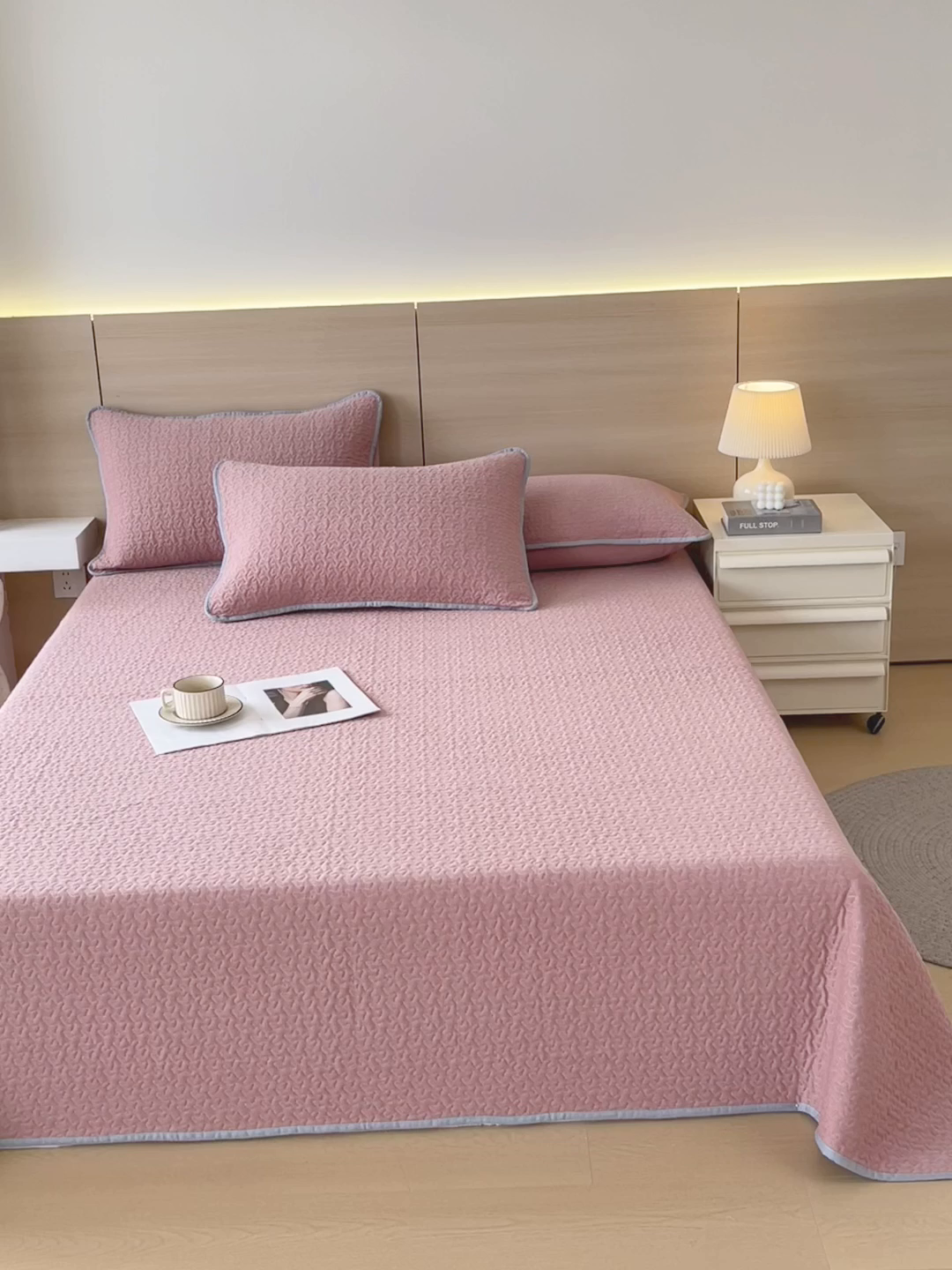 91家纺网 家纺一手货源 找家纺 春皖家纺 2025新款全棉多功能单床盖 床盖单件 洛格-红