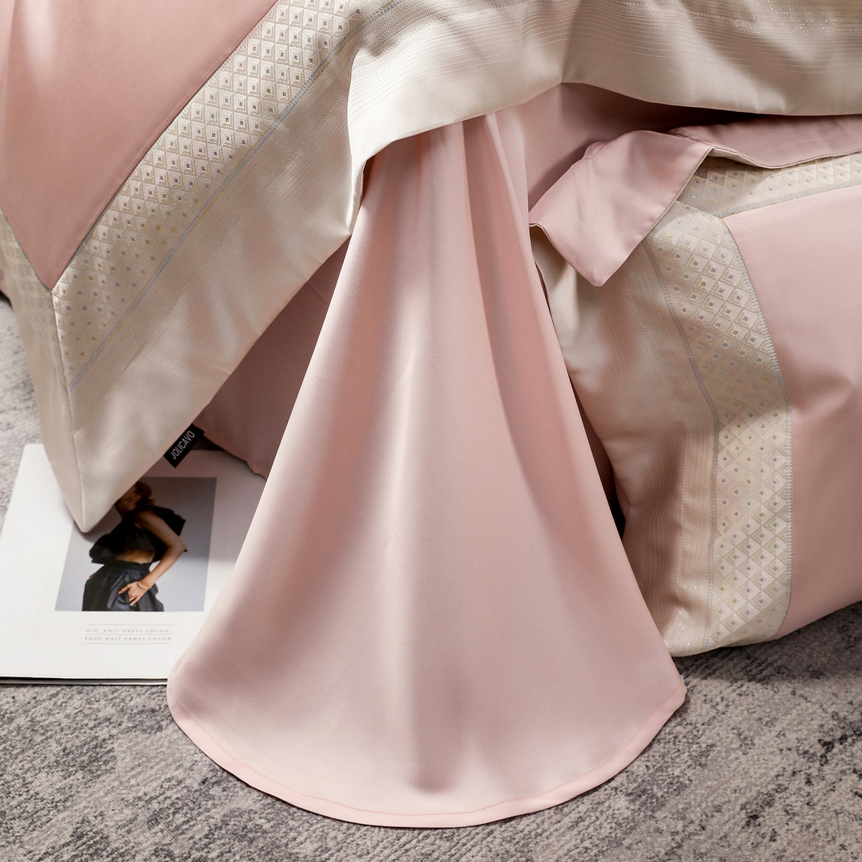 91家纺网 家纺一手货源 找家纺 2025新款轻奢风A类贡缎长绒棉四件套全棉纯棉重工刺绣拼接被套纯色床单床笠高端床上用品 余音-慕斯粉