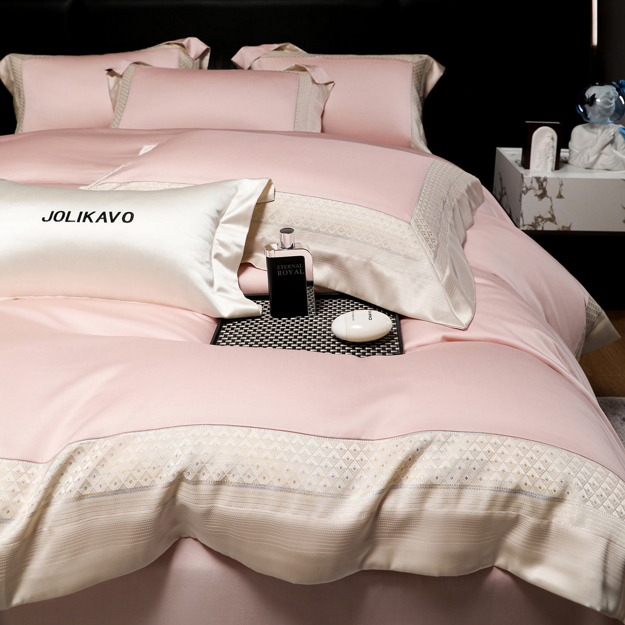 91家纺网 家纺一手货源 找家纺 2025新款轻奢风A类贡缎长绒棉四件套全棉纯棉重工刺绣拼接被套纯色床单床笠高端床上用品 余音-慕斯粉