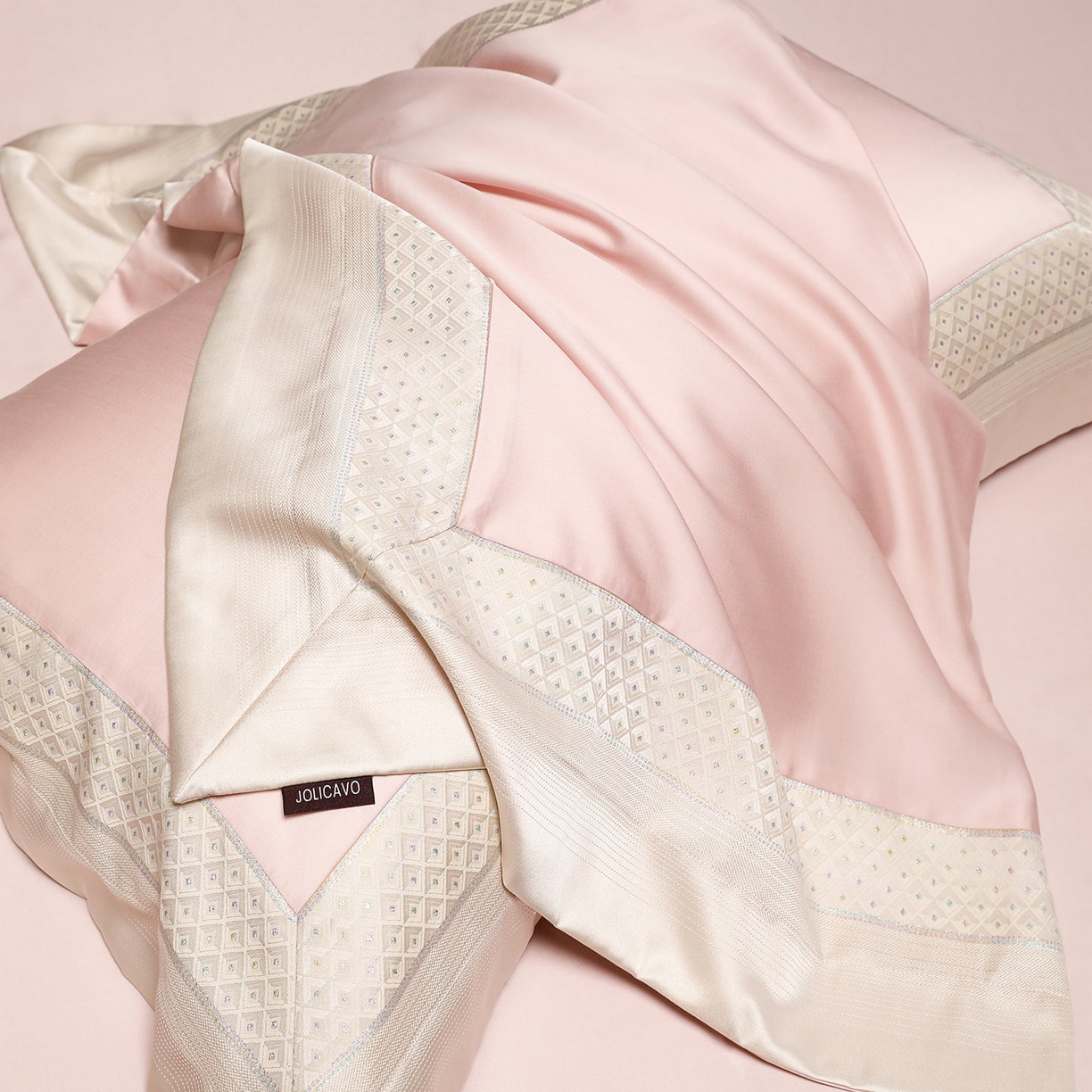 91家纺网 家纺一手货源 找家纺 2025新款轻奢风A类贡缎长绒棉四件套全棉纯棉重工刺绣拼接被套纯色床单床笠高端床上用品 余音-慕斯粉