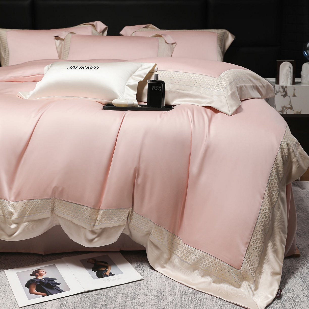 91家纺网 家纺一手货源 找家纺 2025新款轻奢风A类贡缎长绒棉四件套全棉纯棉重工刺绣拼接被套纯色床单床笠高端床上用品 余音-慕斯粉