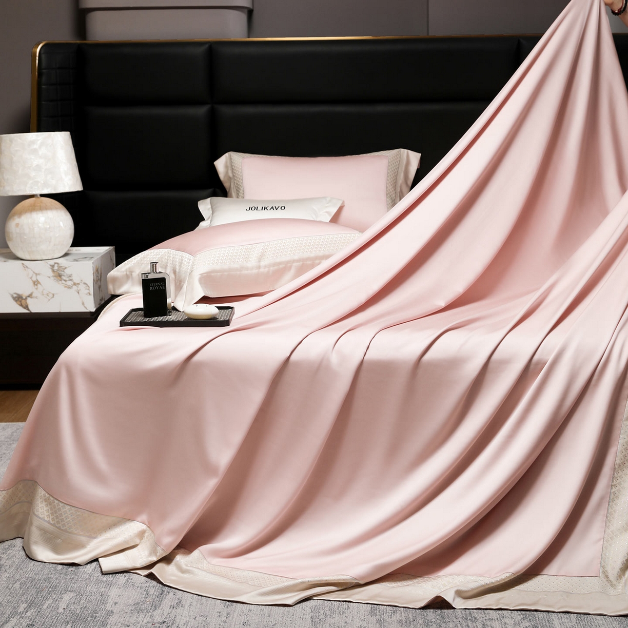 91家纺网 家纺一手货源 找家纺 2025新款轻奢风A类贡缎长绒棉四件套全棉纯棉重工刺绣拼接被套纯色床单床笠高端床上用品 余音-慕斯粉