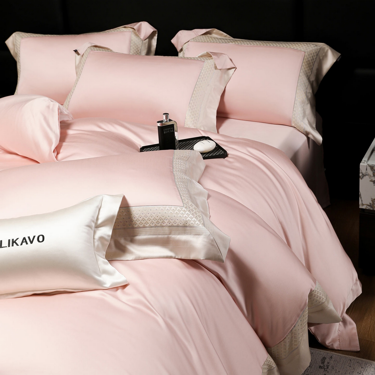 91家纺网 家纺一手货源 找家纺 2025新款轻奢风A类贡缎长绒棉四件套全棉纯棉重工刺绣拼接被套纯色床单床笠高端床上用品 余音-慕斯粉