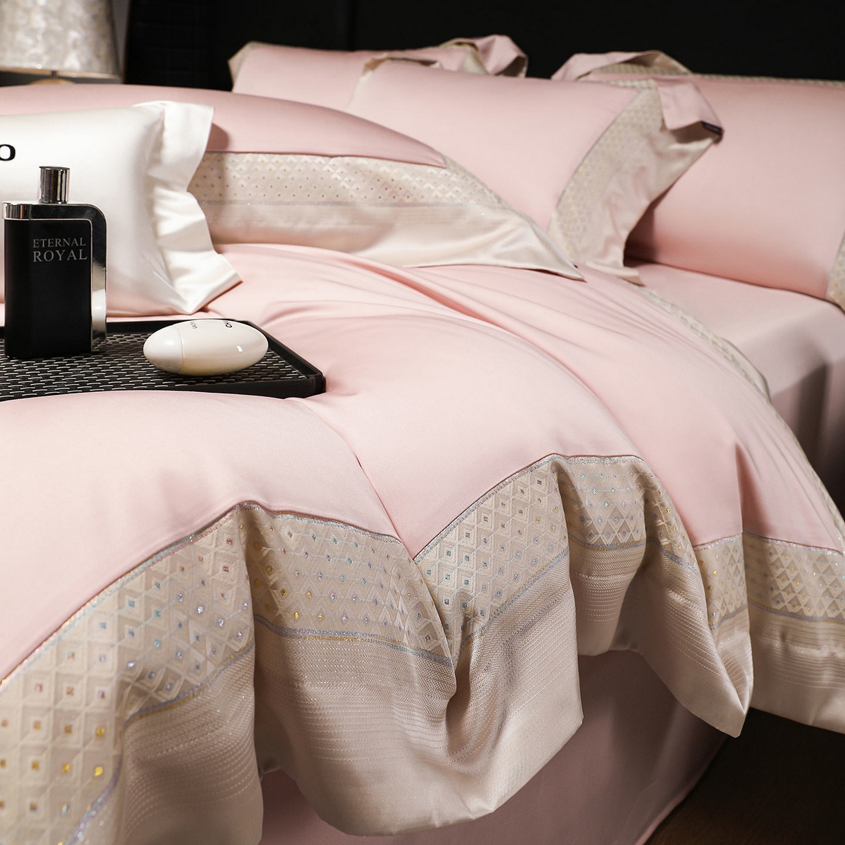 91家纺网 家纺一手货源 找家纺 2025新款轻奢风A类贡缎长绒棉四件套全棉纯棉重工刺绣拼接被套纯色床单床笠高端床上用品 余音-慕斯粉