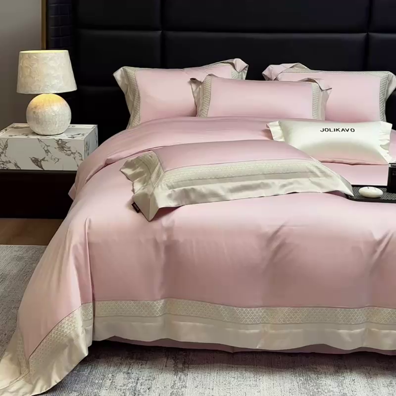 91家纺网 家纺一手货源 找家纺 2025新款轻奢风A类贡缎长绒棉四件套全棉纯棉重工刺绣拼接被套纯色床单床笠高端床上用品 余音-慕斯粉