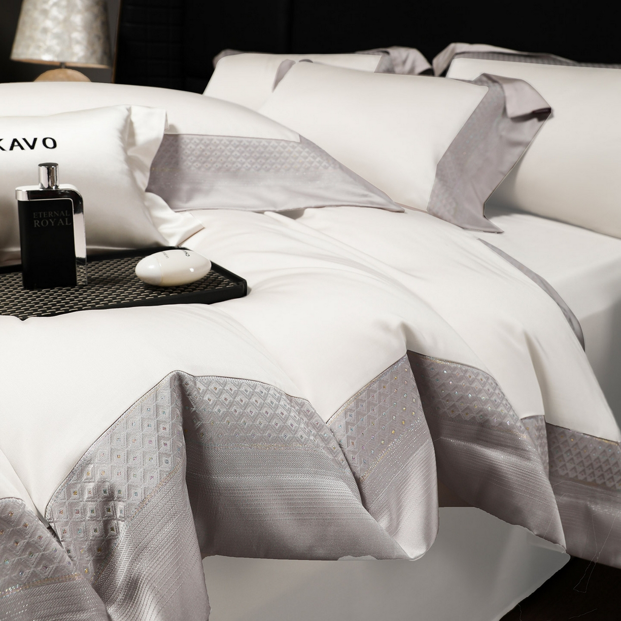 91家纺网 家纺一手货源 找家纺 2025新款轻奢风A类贡缎长绒棉四件套全棉纯棉重工刺绣拼接被套纯色床单床笠高端床上用品 余音-奶昔白