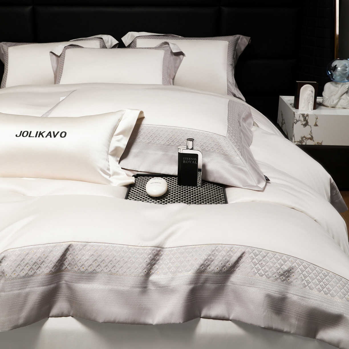 91家纺网 家纺一手货源 找家纺 2025新款轻奢风A类贡缎长绒棉四件套全棉纯棉重工刺绣拼接被套纯色床单床笠高端床上用品 余音-奶昔白