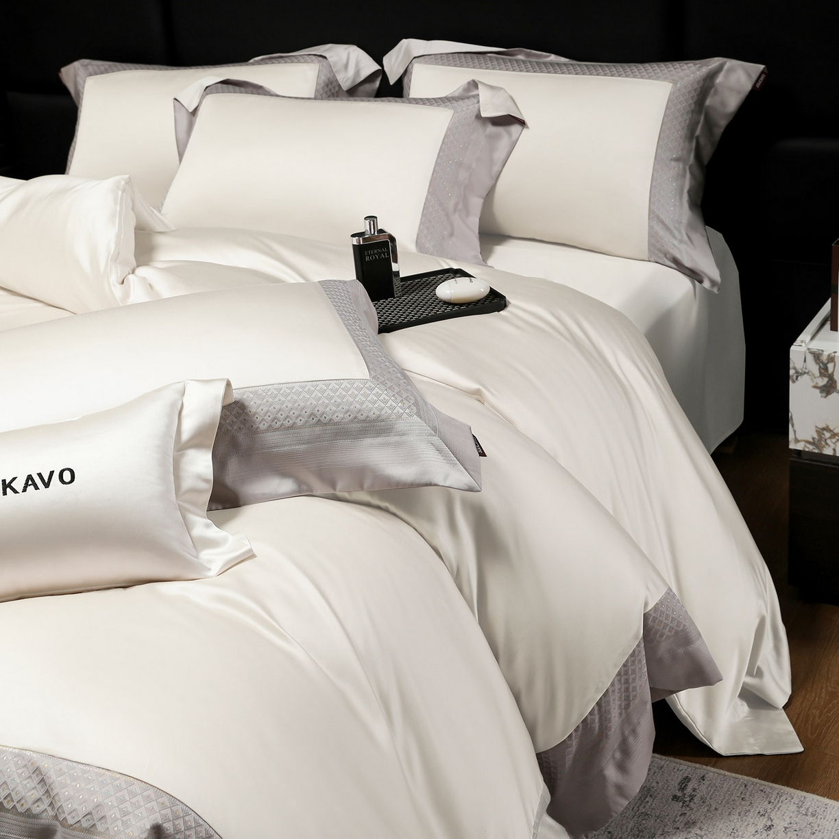 91家纺网 家纺一手货源 找家纺 2025新款轻奢风A类贡缎长绒棉四件套全棉纯棉重工刺绣拼接被套纯色床单床笠高端床上用品 余音-奶昔白