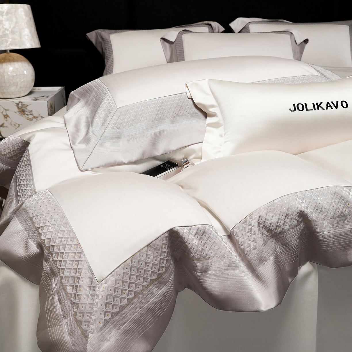 91家纺网 家纺一手货源 找家纺 2025新款轻奢风A类贡缎长绒棉四件套全棉纯棉重工刺绣拼接被套纯色床单床笠高端床上用品 余音-奶昔白