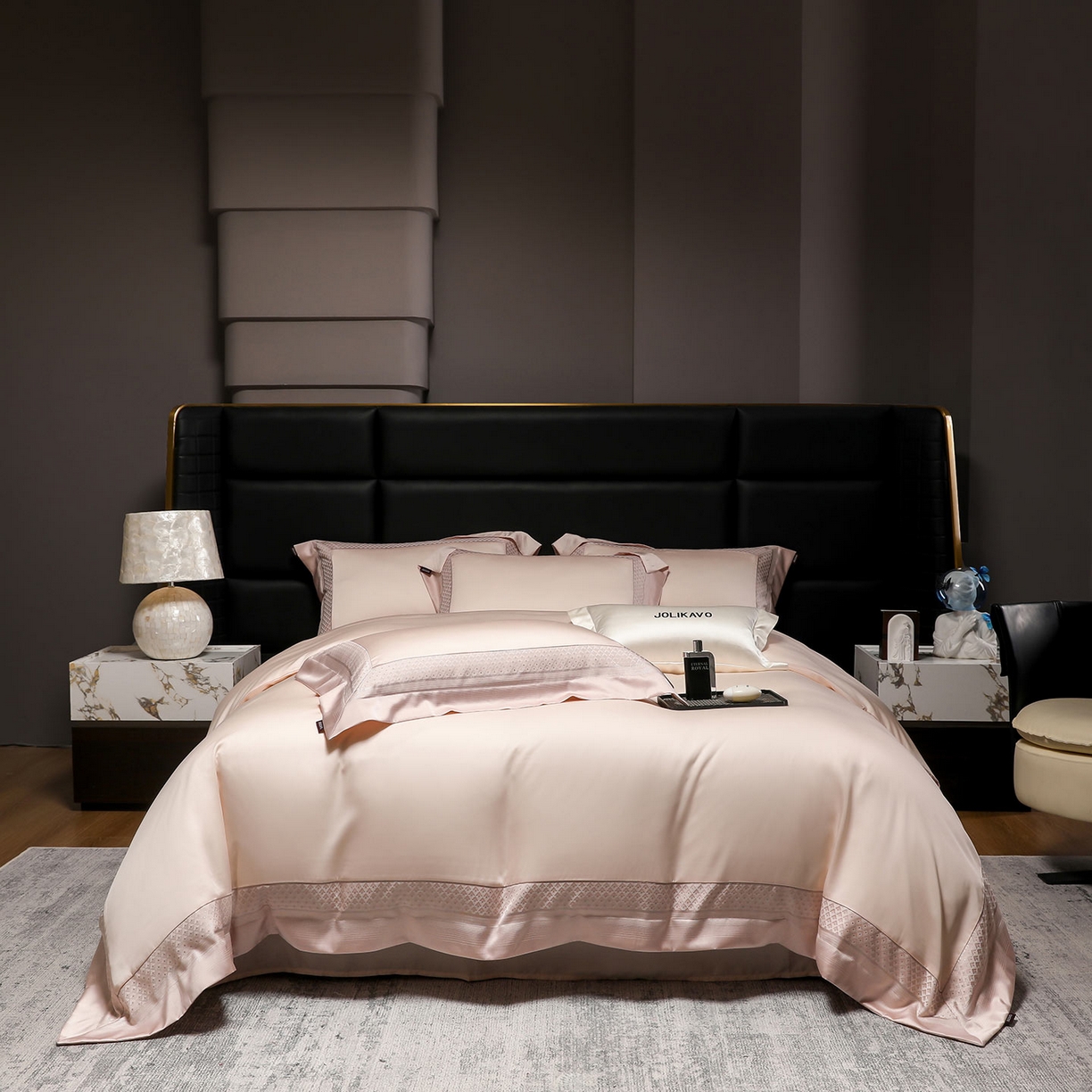 91家纺网 家纺一手货源 找家纺 2025新款轻奢风A类贡缎长绒棉四件套全棉纯棉重工刺绣拼接被套纯色床单床笠高端床上用品 余音-苏桃杏