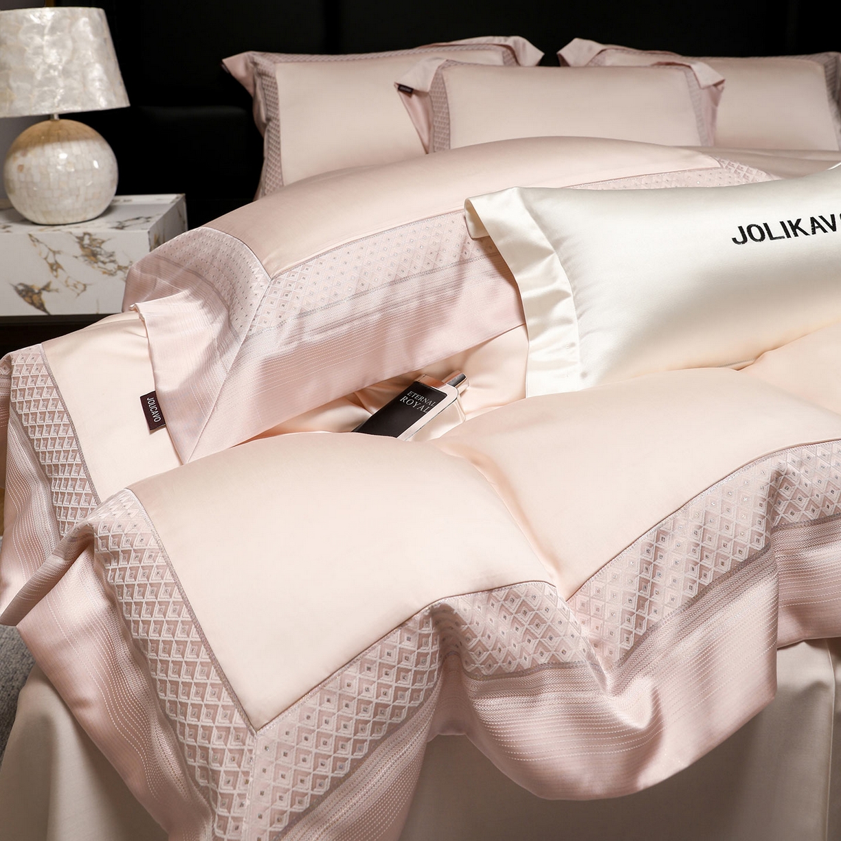 91家纺网 家纺一手货源 找家纺 2025新款轻奢风A类贡缎长绒棉四件套全棉纯棉重工刺绣拼接被套纯色床单床笠高端床上用品 余音-苏桃杏