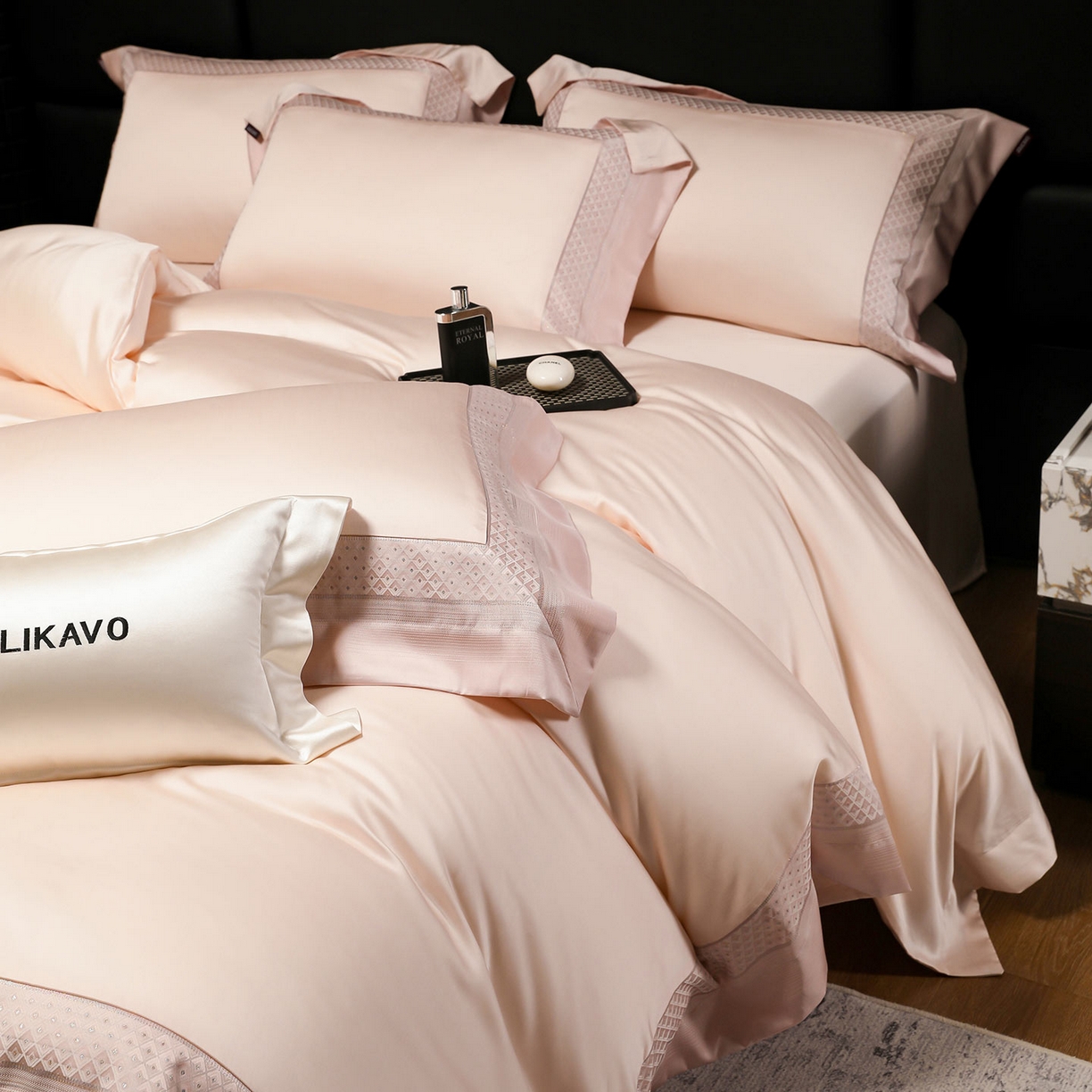 91家纺网 家纺一手货源 找家纺 2025新款轻奢风A类贡缎长绒棉四件套全棉纯棉重工刺绣拼接被套纯色床单床笠高端床上用品 余音-苏桃杏