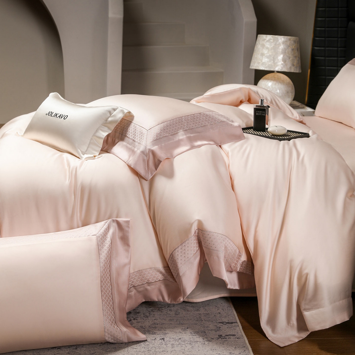 91家纺网 家纺一手货源 找家纺 2025新款轻奢风A类贡缎长绒棉四件套全棉纯棉重工刺绣拼接被套纯色床单床笠高端床上用品 余音-苏桃杏