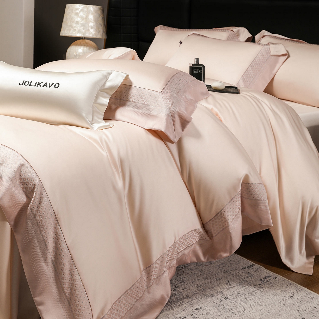 91家纺网 家纺一手货源 找家纺 2025新款轻奢风A类贡缎长绒棉四件套全棉纯棉重工刺绣拼接被套纯色床单床笠高端床上用品 余音-苏桃杏