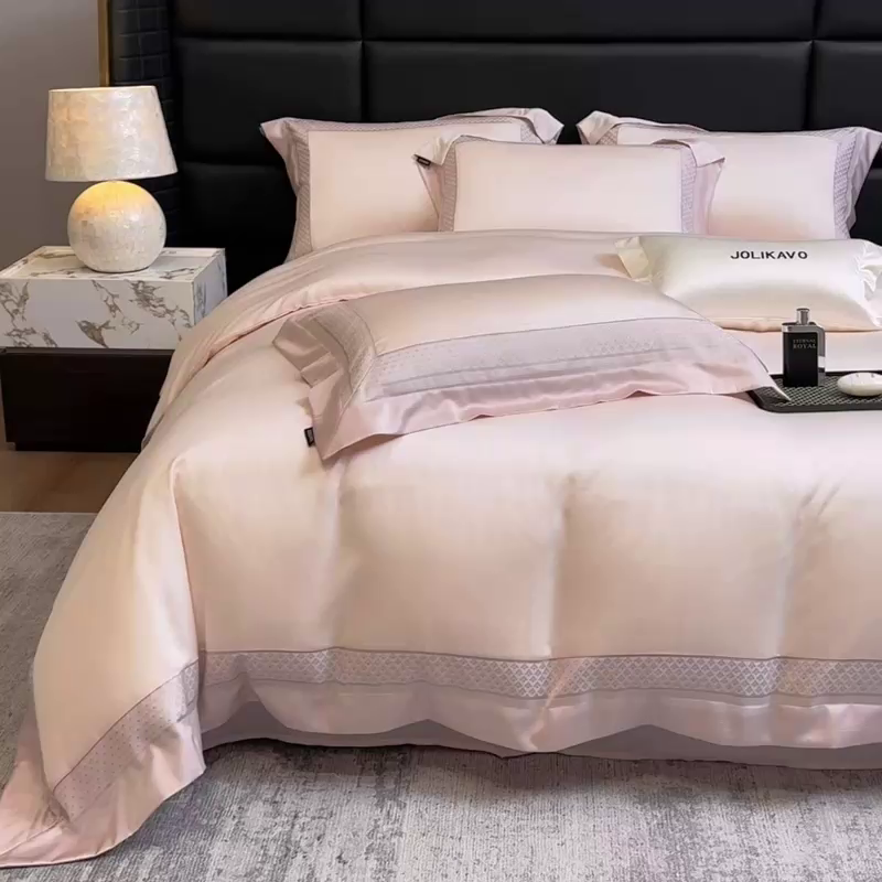 91家纺网 家纺一手货源 找家纺 2025新款轻奢风A类贡缎长绒棉四件套全棉纯棉重工刺绣拼接被套纯色床单床笠高端床上用品 余音-苏桃杏