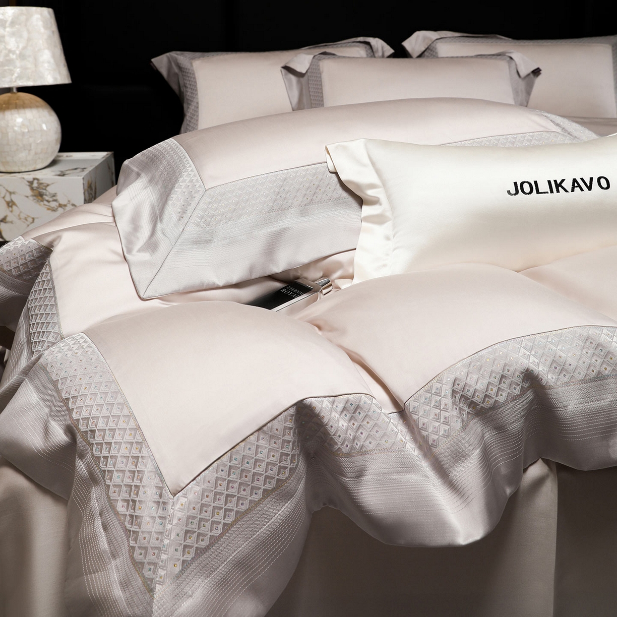 91家纺网 家纺一手货源 找家纺 2025新款轻奢风A类贡缎长绒棉四件套全棉纯棉重工刺绣拼接被套纯色床单床笠高端床上用品 余音-杏子灰