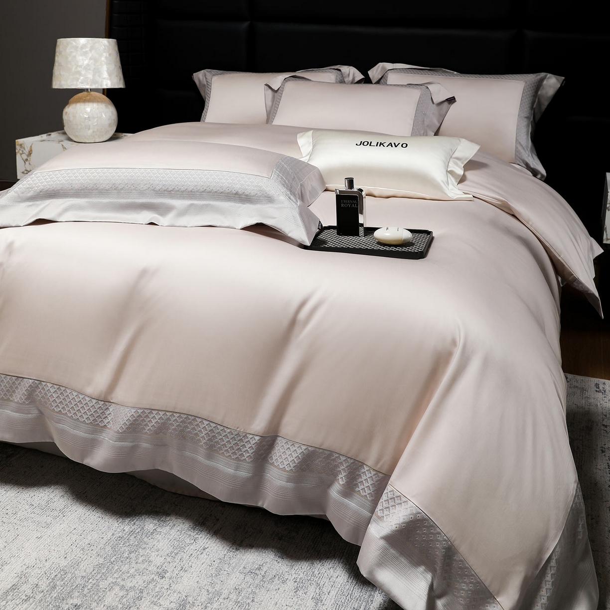 91家纺网 家纺一手货源 找家纺 2025新款轻奢风A类贡缎长绒棉四件套全棉纯棉重工刺绣拼接被套纯色床单床笠高端床上用品 余音-杏子灰