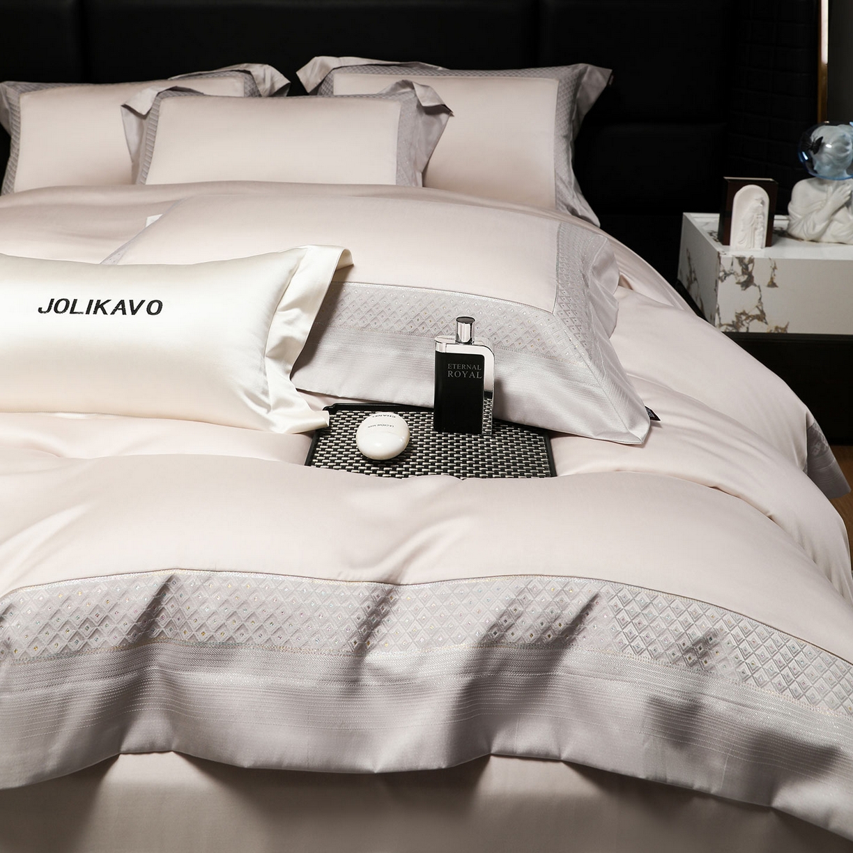 91家纺网 家纺一手货源 找家纺 2025新款轻奢风A类贡缎长绒棉四件套全棉纯棉重工刺绣拼接被套纯色床单床笠高端床上用品 余音-杏子灰