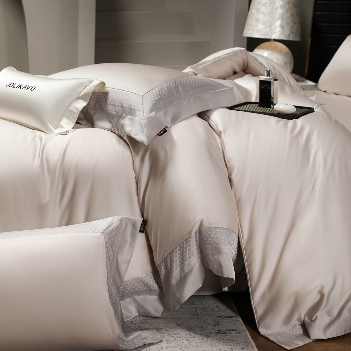 91家纺网 家纺一手货源 找家纺 2025新款轻奢风A类贡缎长绒棉四件套全棉纯棉重工刺绣拼接被套纯色床单床笠高端床上用品 余音-杏子灰