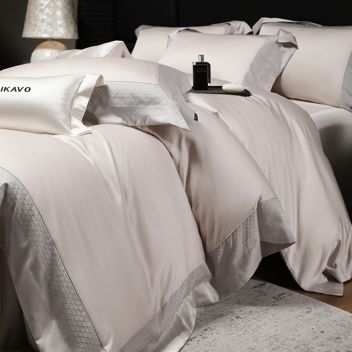 91家纺网 家纺一手货源 找家纺 2025新款轻奢风A类贡缎长绒棉四件套全棉纯棉重工刺绣拼接被套纯色床单床笠高端床上用品 余音-杏子灰