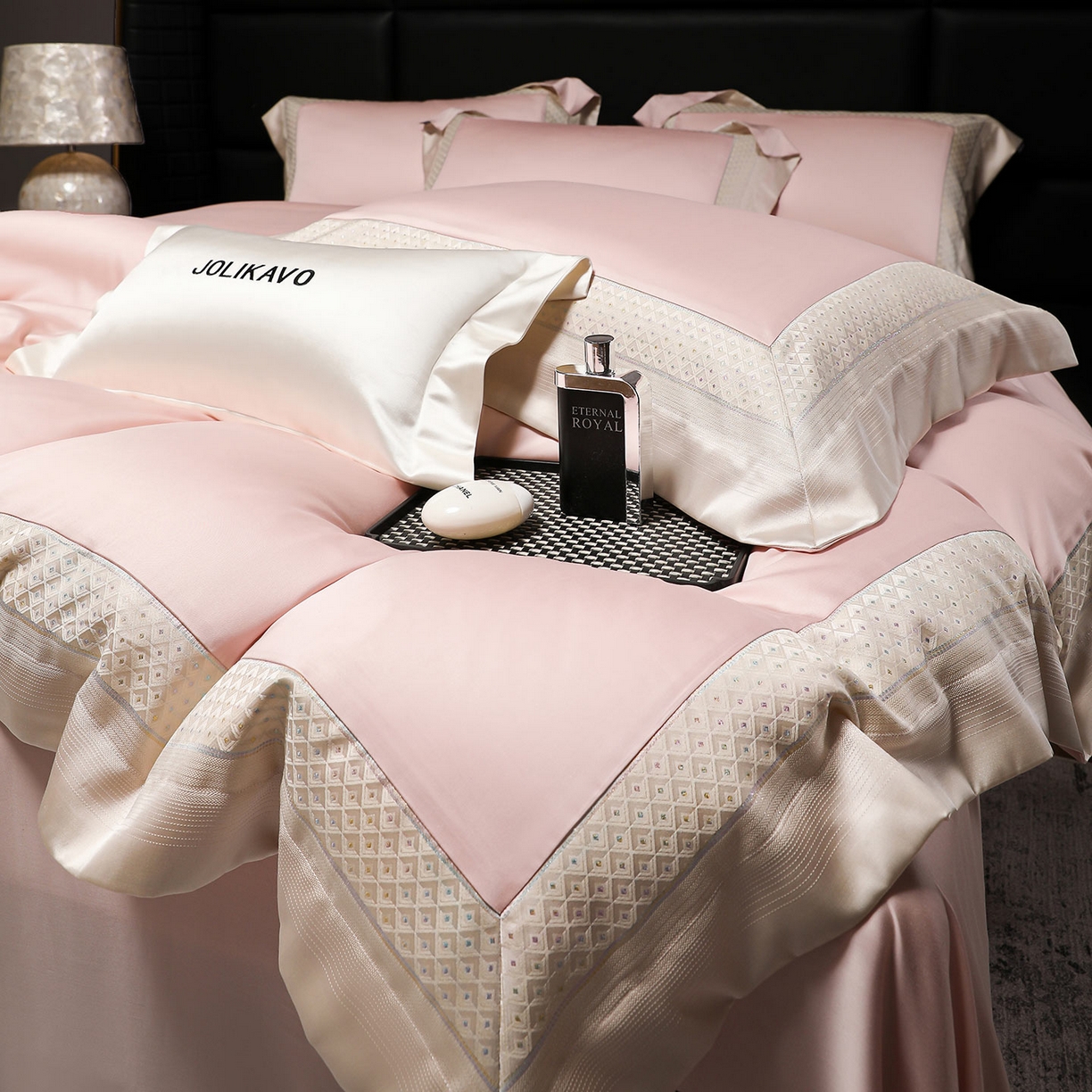 91家纺网 家纺一手货源 找家纺 2025新款轻奢风A类贡缎长绒棉四件套全棉纯棉重工刺绣拼接被套纯色床单床笠高端床上用品 余音-慕斯粉