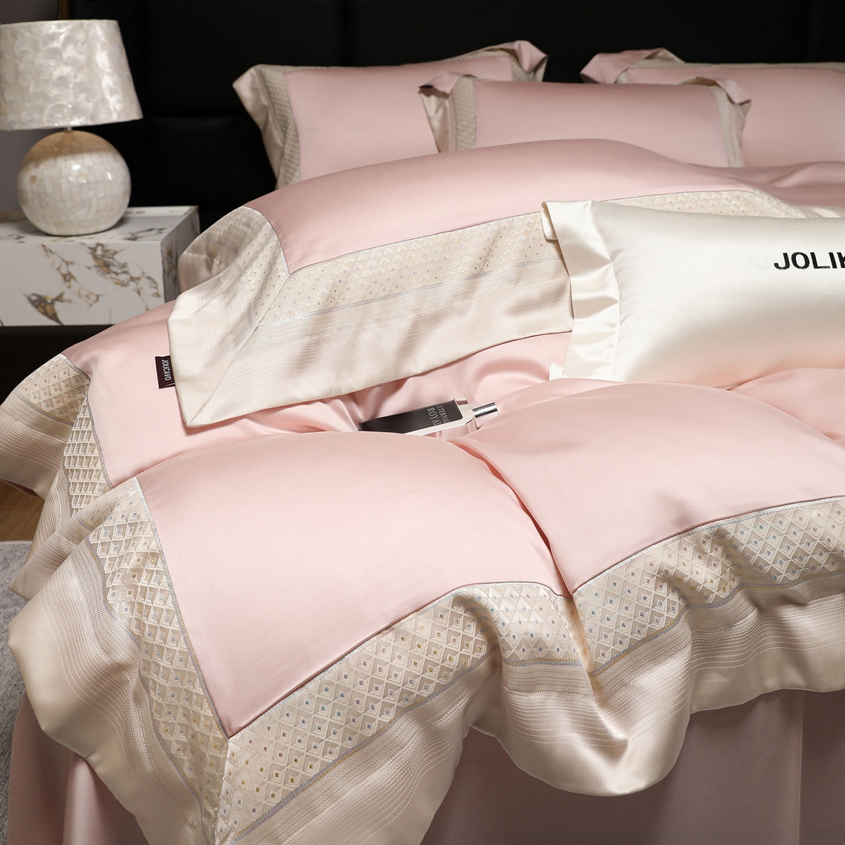 91家纺网 家纺一手货源 找家纺 2025新款轻奢风A类贡缎长绒棉四件套全棉纯棉重工刺绣拼接被套纯色床单床笠高端床上用品 余音-慕斯粉