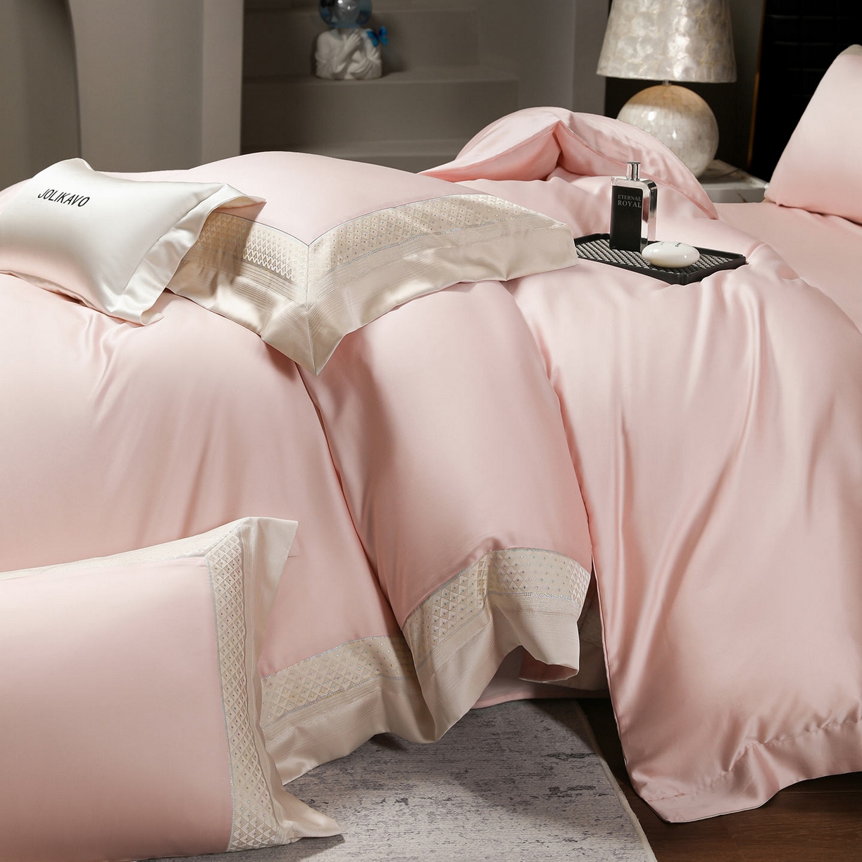 91家纺网 家纺一手货源 找家纺 2025新款轻奢风A类贡缎长绒棉四件套全棉纯棉重工刺绣拼接被套纯色床单床笠高端床上用品 余音-慕斯粉