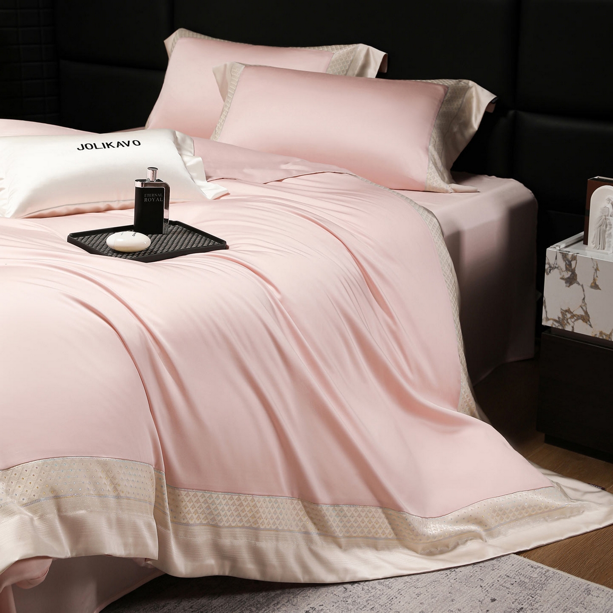 91家纺网 家纺一手货源 找家纺 2025新款轻奢风A类贡缎长绒棉四件套全棉纯棉重工刺绣拼接被套纯色床单床笠高端床上用品 余音-慕斯粉