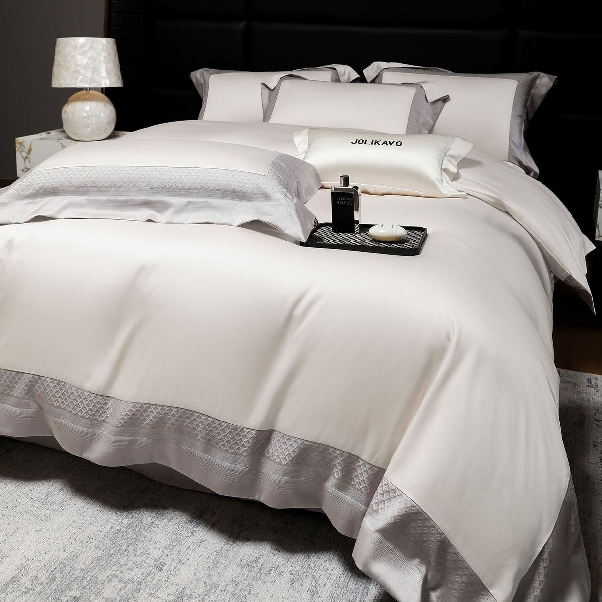 91家纺网 家纺一手货源 找家纺 2025新款轻奢风A类贡缎长绒棉四件套全棉纯棉重工刺绣拼接被套纯色床单床笠高端床上用品 余音-奶昔白