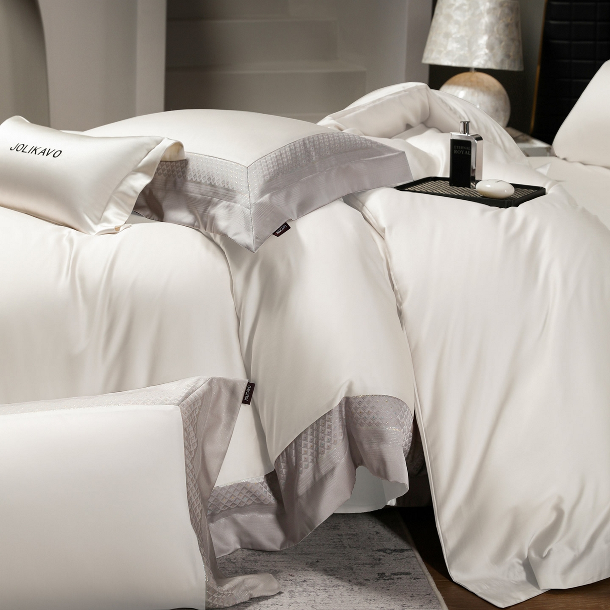 91家纺网 家纺一手货源 找家纺 2025新款轻奢风A类贡缎长绒棉四件套全棉纯棉重工刺绣拼接被套纯色床单床笠高端床上用品 余音-奶昔白