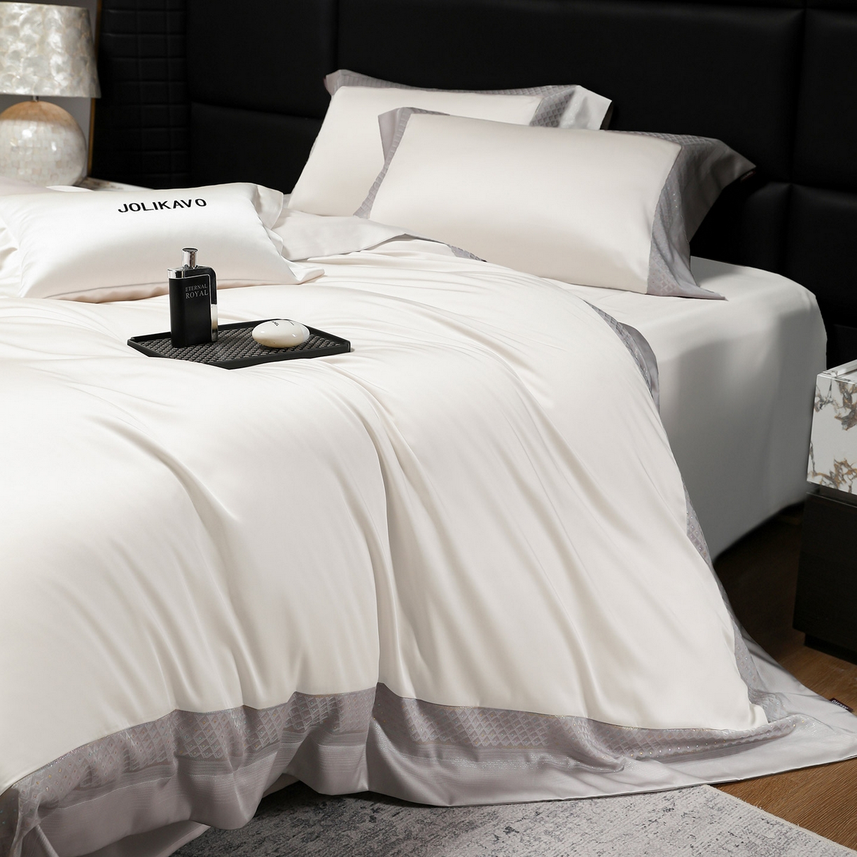 91家纺网 家纺一手货源 找家纺 2025新款轻奢风A类贡缎长绒棉四件套全棉纯棉重工刺绣拼接被套纯色床单床笠高端床上用品 余音-奶昔白