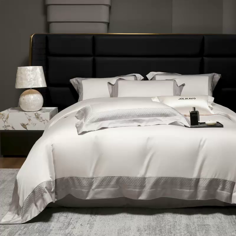 91家纺网 家纺一手货源 找家纺 2025新款轻奢风A类贡缎长绒棉四件套全棉纯棉重工刺绣拼接被套纯色床单床笠高端床上用品 余音-奶昔白